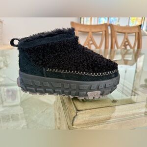 UGG Venture Daze Days Ultra Mini Boots Booties Cozy Black size 7 Women, 6 Men